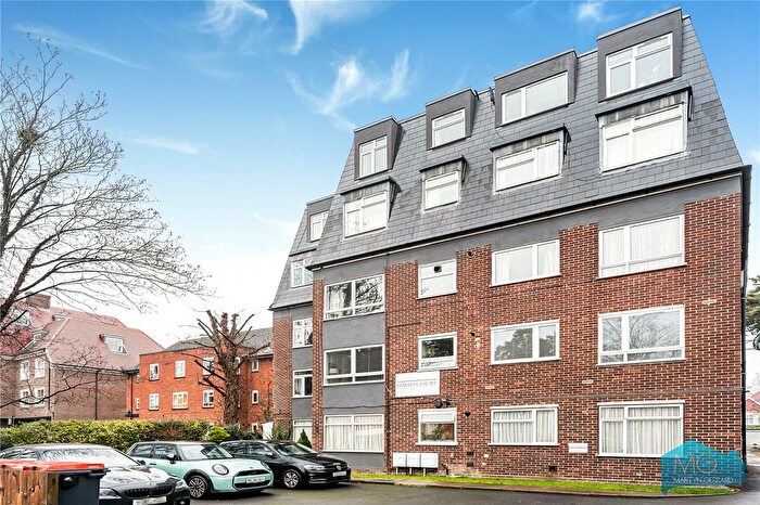 2 Bedroom Flat For Sale In High Road, London, N20