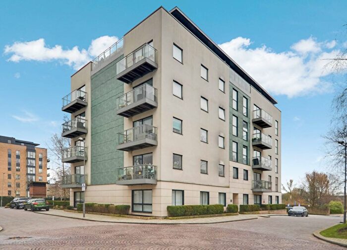 3 Bedroom Flat For Sale In Metropolitan House, Pump House Crescent, Kew Bridge West, Brentford, TW8