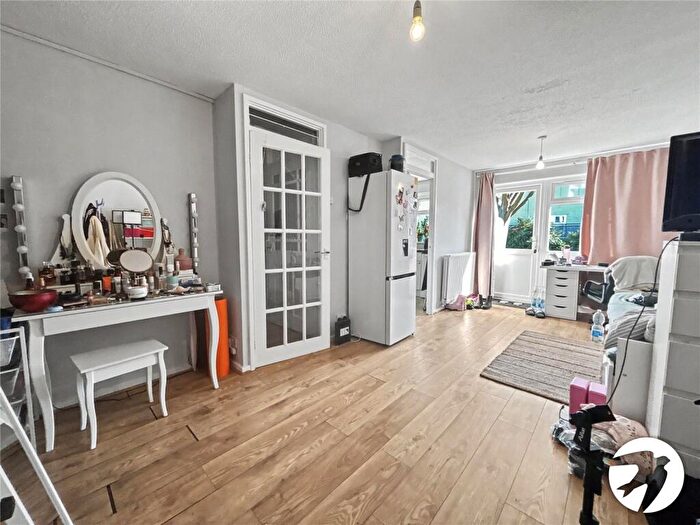 1 Bedroom Flat For Sale In Staines Walk, Sidcup, Kent, DA14