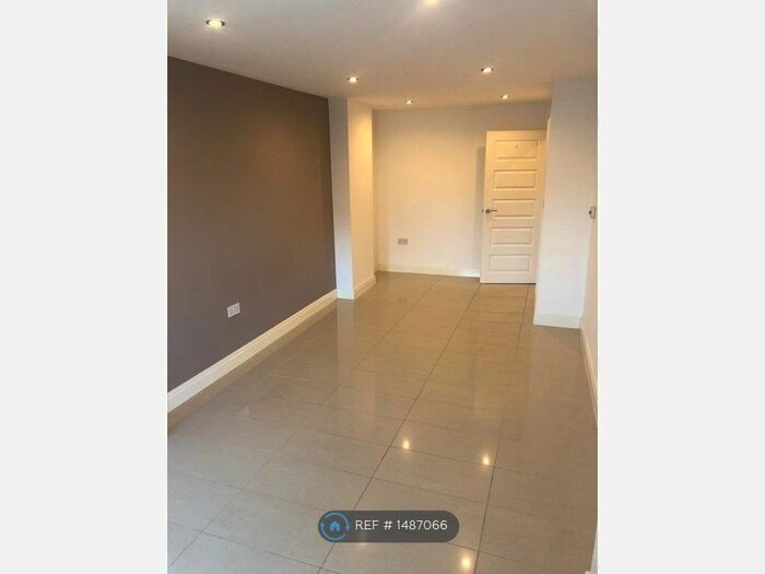 1 Bedroom Flat To Rent In Avery Court, Aldershot, GU11