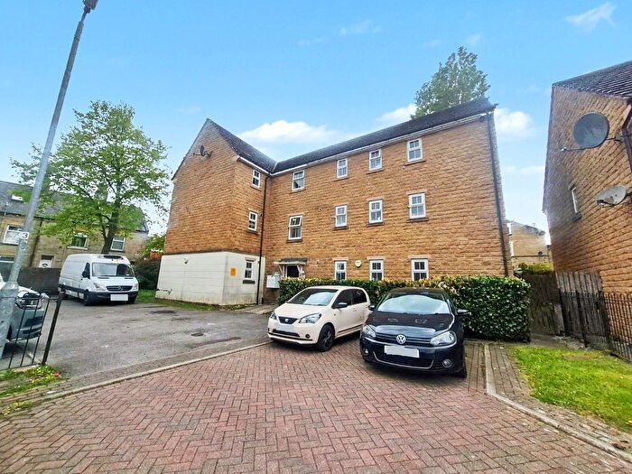 2 Bedroom Flat For Sale In Spinners Close, Halifax, West Yorkshire, HX1