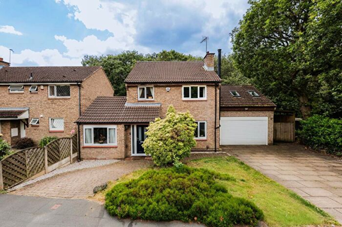 4 Bedroom Detached House For Sale In Aspen Mount, Leeds, LS16