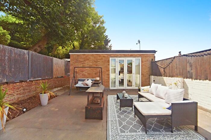 1 Bedroom Flat For Sale In Lennox Gardens, Croydon, Surrey, CR0