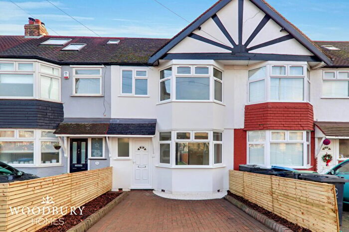 3 Bedroom Terraced House For Sale In Oakwood Hill, Loughton, IG10
