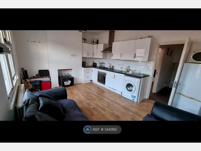 2 Bedroom Flat To Rent In First Floor, London, SW17