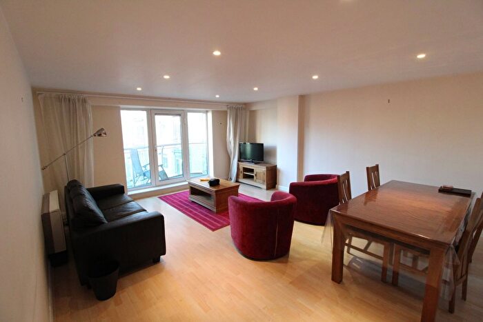 3 Bedroom Flat To Rent In Royal Plaza, Westfield Terrace, Sheffield, S1
