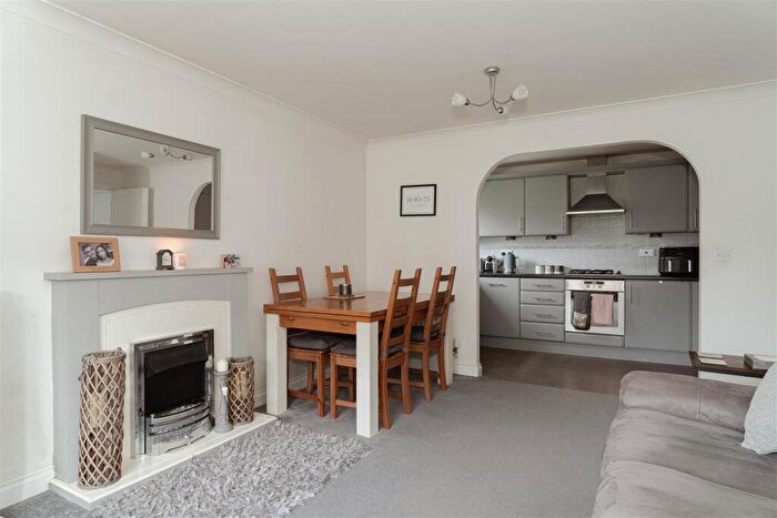2 Bedroom Flat For Sale In Kingsfield Way, Redhill, RH1