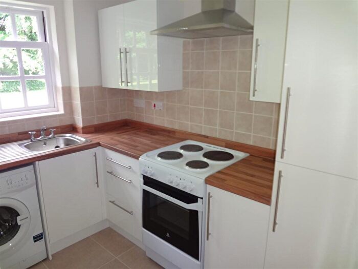 2 Bedroom Flat To Rent In Leigh Hunt Drive, London, N14