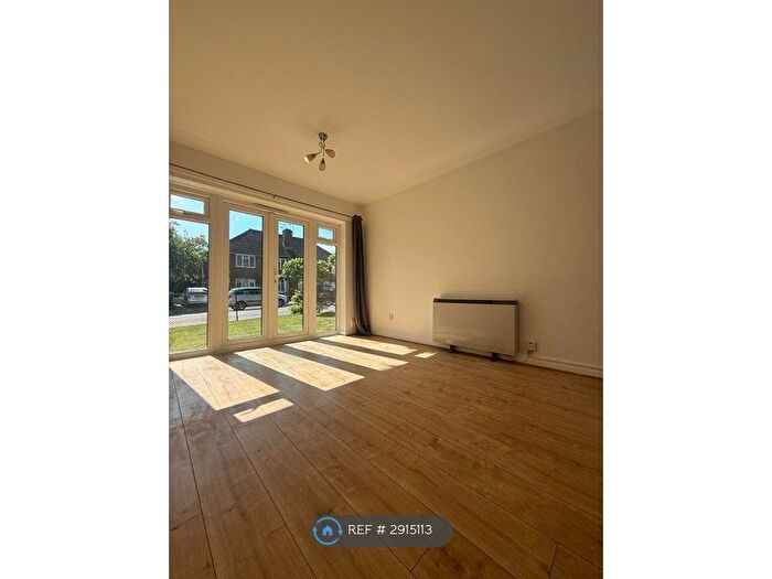 2 Bedroom Flat To Rent In Station Road, Amersham, HP6