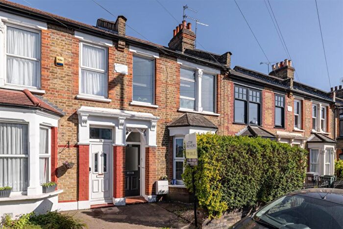 2 Bedroom Apartment For Sale In Winchester Road, Highams Park, E4