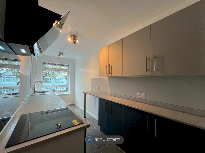 2 Bedroom Flat To Rent In Wimborne Court, Worthing, BN11