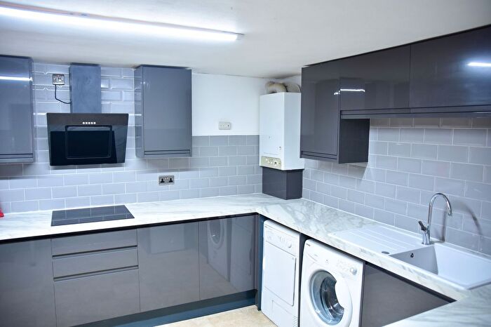 4 Bedroom Flat To Rent In Kirkstall Lane, Leeds, LS6
