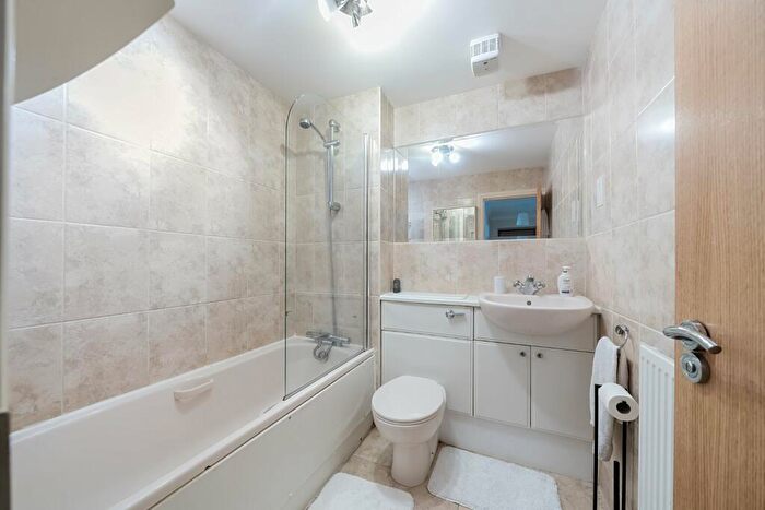 2 Bedroom Flat For Sale In Cornwall House, Portland Crescent, Harrogate, North Yorkshire, HG1