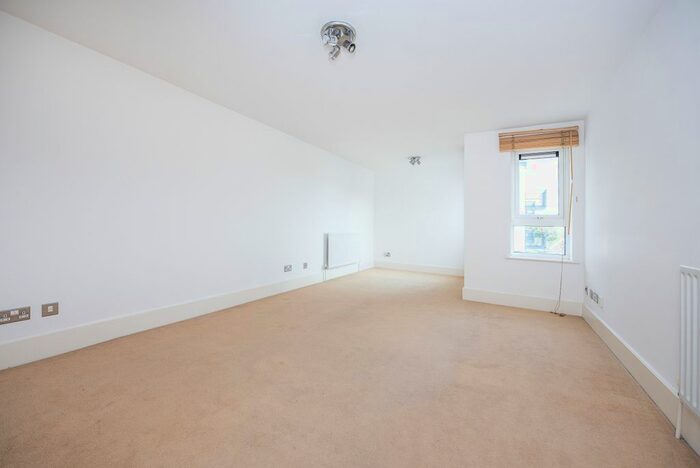 1 Bedroom Flat To Rent In Market Square, Kingston Upon Thames, KT1