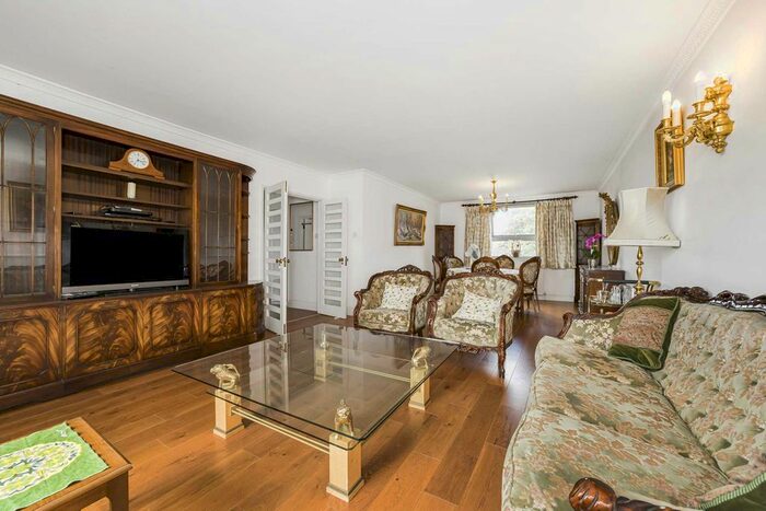 3 Bedroom Flat To Rent In Somerset Square, Holland Park, W14