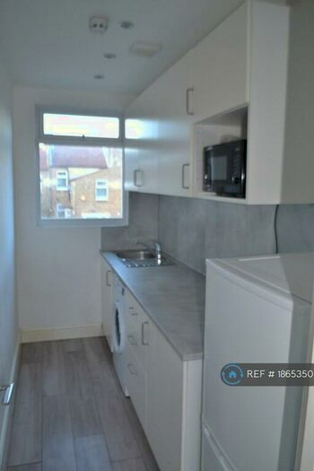 Studio To Rent In Mayfair Avenue, Ilford, IG1