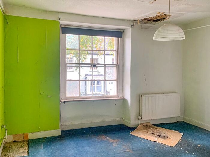 6 Bedroom End Of Terrace House For Sale In High Street, Chard, Somerset, TA20