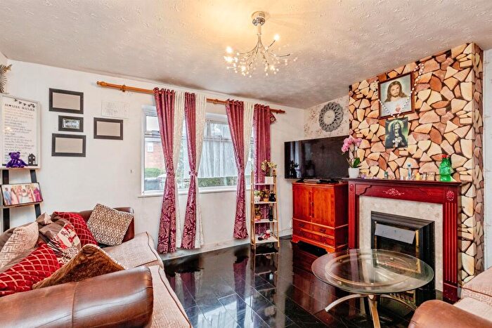 3 Bedroom Semi-Detached House For Sale In Machin Road, Bristol, BS10 - Photo 3