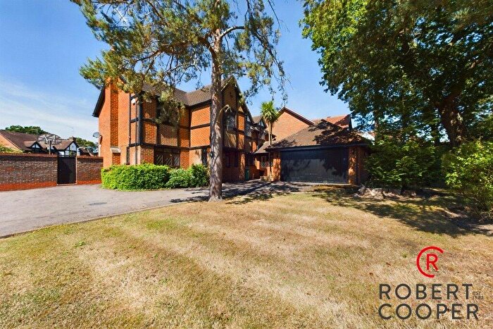 5 Bedroom Detached House To Rent In Nightingale Close, Pinner, HA5