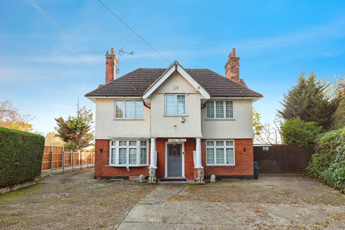4 Bedroom Detached House For Sale In Forest Road, Ilford, IG6