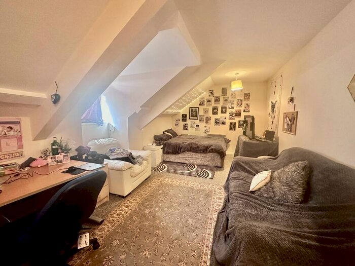 1 Bedroom Apartment To Rent In Woodland Terrace Flat, PL4