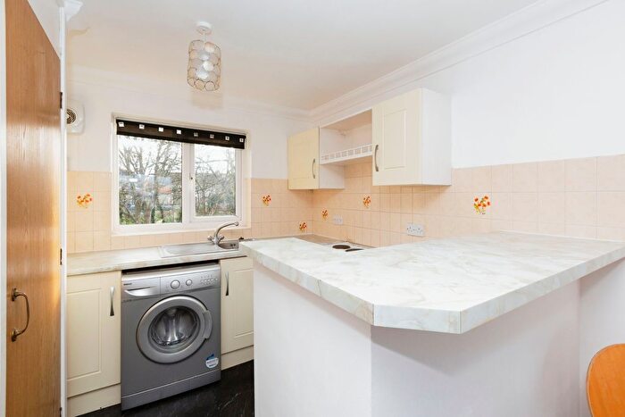 1 Bedroom Flat For Sale In Eastern Avenue, Ilford, Essex, IG2
