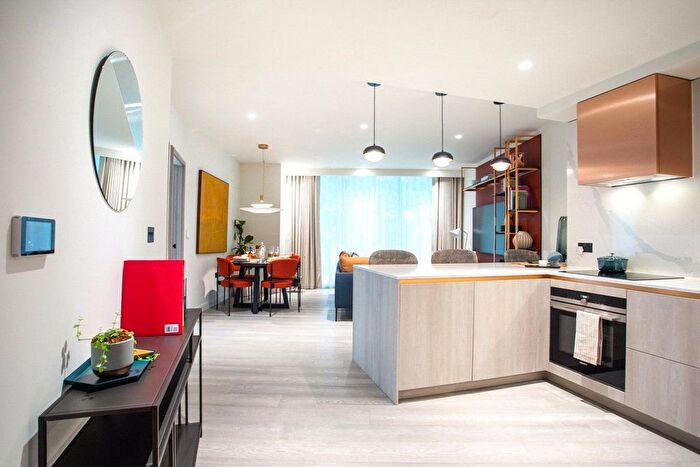 2 Bedroom Flat To Rent In Aspen, Consort Place, Marsh Wall, Canary Wharf, E14