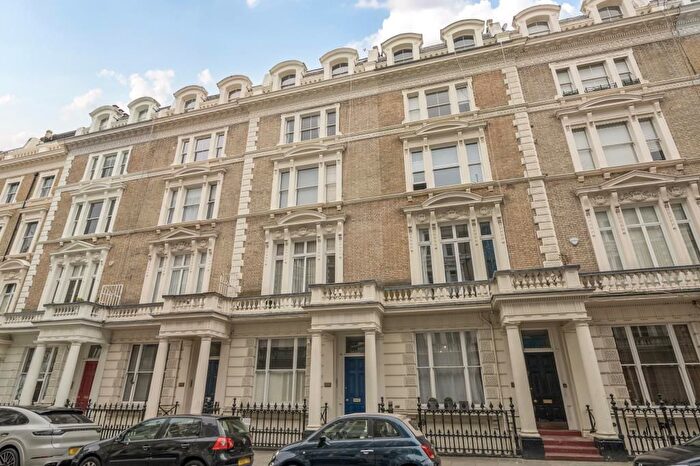 2 Bedroom Flat For Sale In Clanricarde Gardens, London, W2