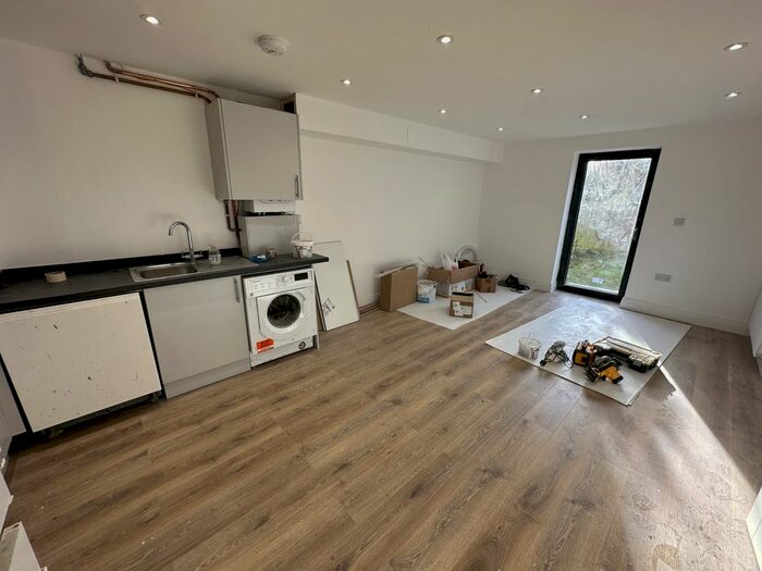 2 Bedroom Flat To Rent In Barge Drive, Southall, Greater London, UB2