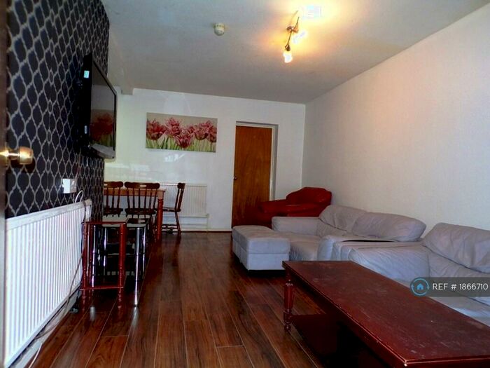 6 Bedroom Semi-Detached House To Rent In Derby Raod, Manchester, M14