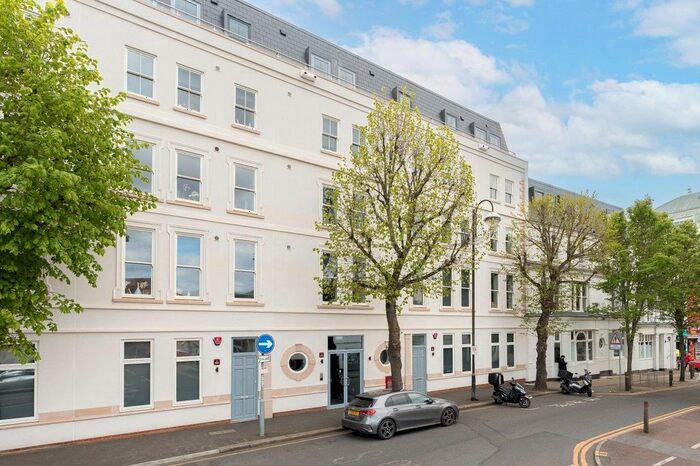3 Bedroom Flat To Rent In Benhill Avenue, Sutton, SM1