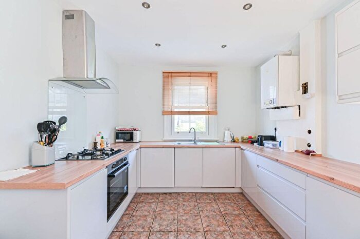 2 Bedroom Flat To Rent In Gassiot Road, Tooting, London, SW17