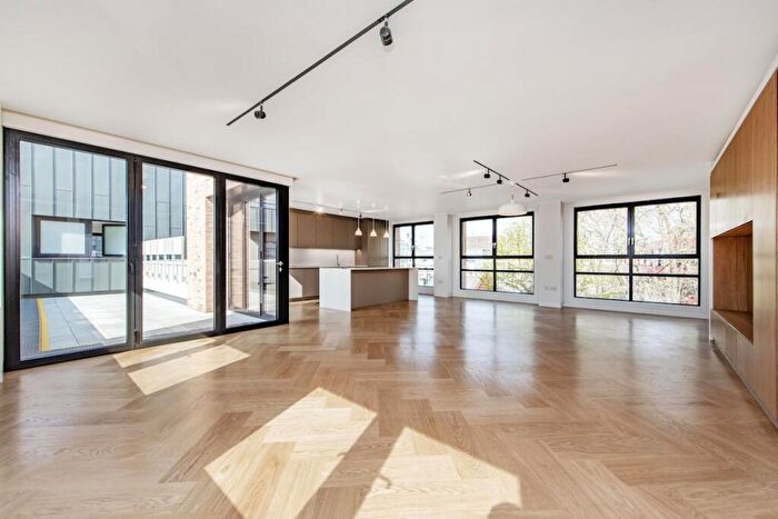 3 Bedroom Flat To Rent In Benjamin Street, London, EC1M