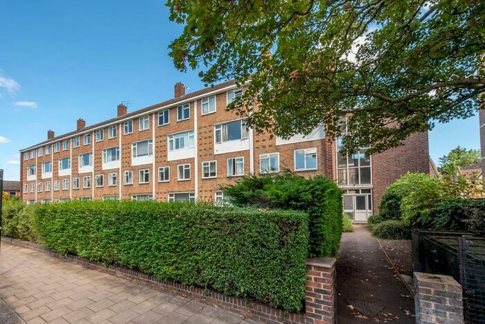 3 Bedroom Flat To Rent In Heathfield Court, The Toastrack, London, SW18