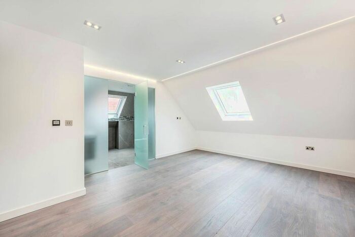 2 Bedroom Flat To Rent In The Ridgeway, Golders Green, London, NW11