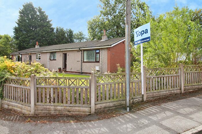 3 Bedroom Semi-detached Bungalow For Sale In Gloucester Grove, Wakefield, WF2