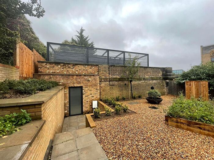 3 Bedroom Link Detached House To Rent In Cadogan Terrace, London, E9