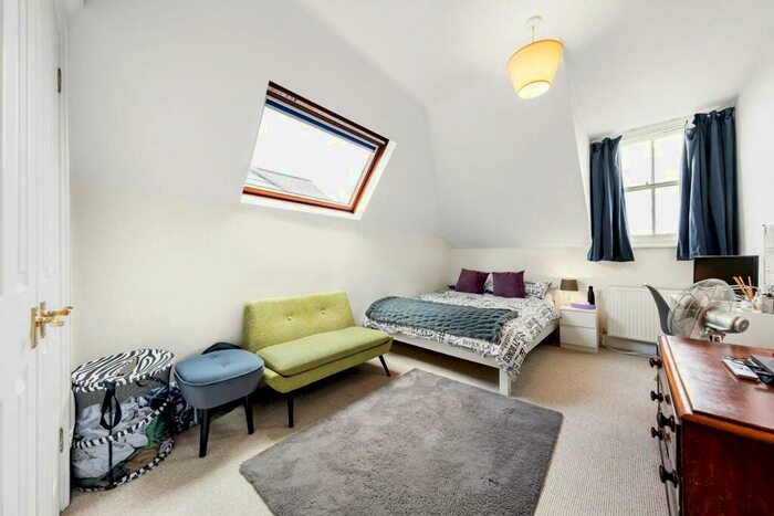 2 Bedroom Flat To Rent In Bolingbroke Grove, Between The Commons, London, SW11