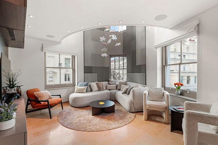 3 Bedroom Flat To Rent In London, W11