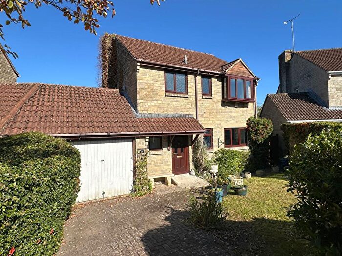 3 Bedroom Link Detached House For Sale In Awdry Close, Chippenham, SN14