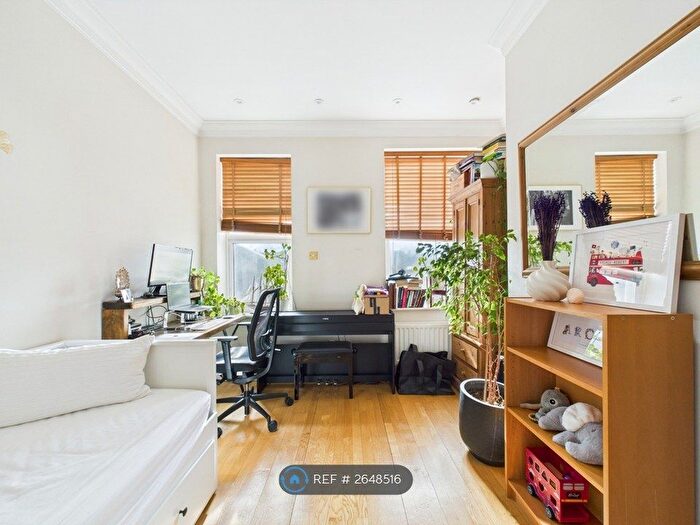 2 Bedroom Flat To Rent In Bethnal Green Road, London, E2