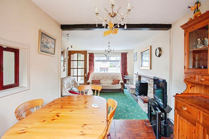 3 Bedroom Semi-Detached House For Sale In Tunwell Greave, Sheffield, S5