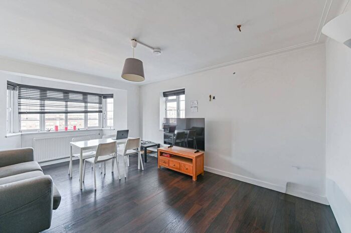 3 Bedroom Flat To Rent In Streatham High Road, Streatham, London, SW16