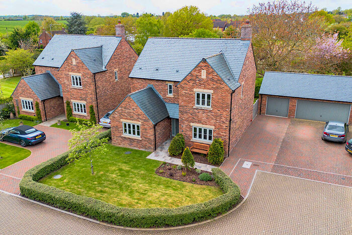 4 Bedroom Detached House For Sale In Devereux Close, Warwick, CV35