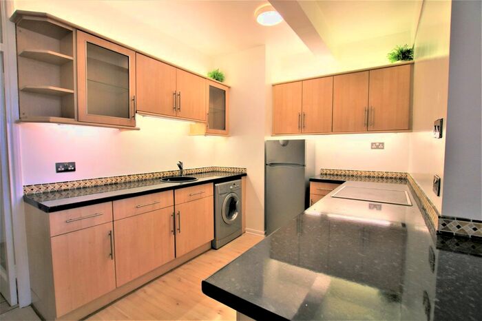 2 Bedroom Flat To Rent In Park Street, Colnbrook, Slough, SL3