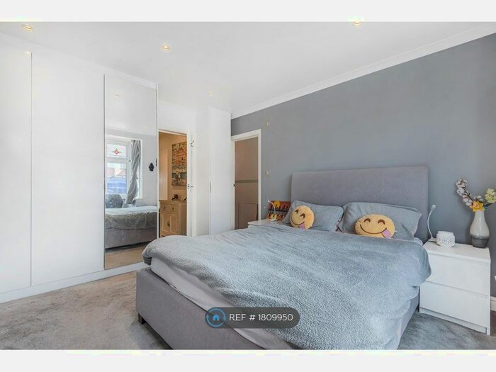 2 Bedroom Flat To Rent In Grand Drive, London, SW20