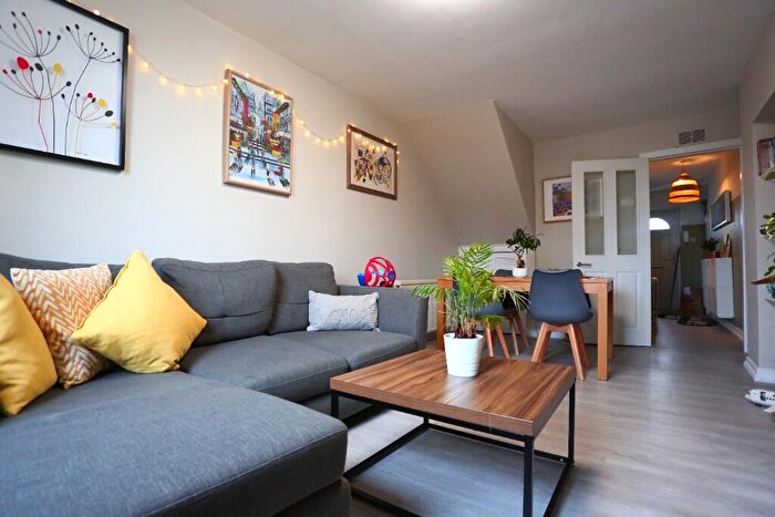 2 Bedroom Flat To Rent In Causewayside, Newington, Edinburgh, EH9