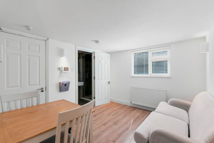 Studio To Rent In Vincent Square, London, SW1P