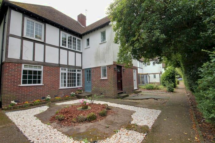 2 Bedroom Flat To Rent In Barrowell Green, London, N21