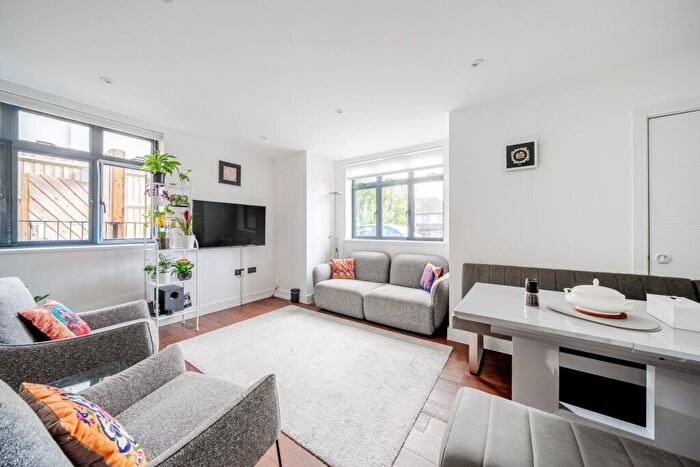 2 Bedroom Flat For Sale In Hayes Lane, Hayes, Kent, BR2